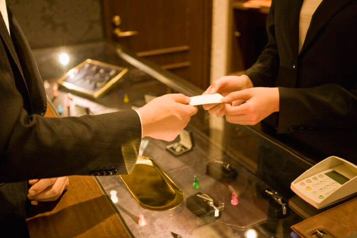 百貨店で割引が最大10%! お得に購入する方法とおすすめクレジットカードを解説